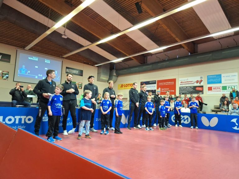 TuS Jugendliche als Einlaufkinder beim TTC Grenzau